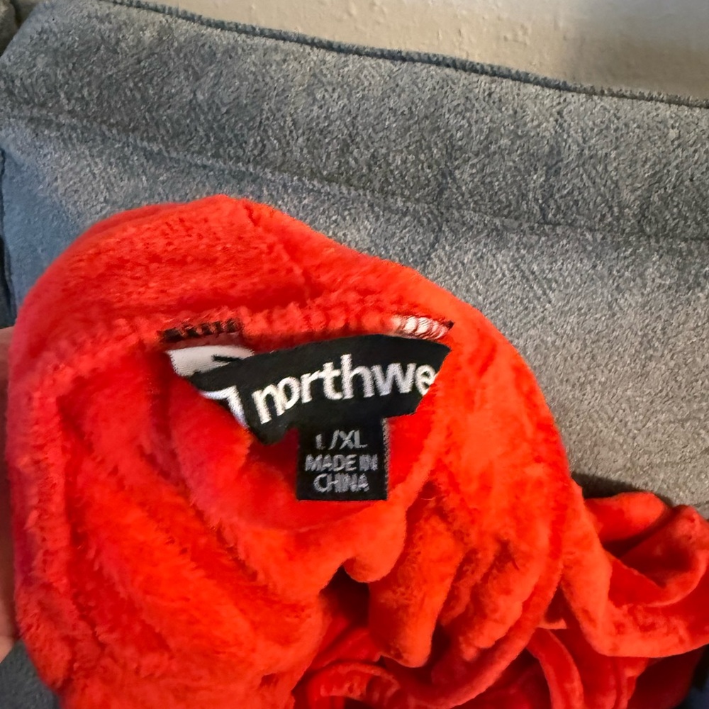 Northwest Vibrant Red Plush Robe - Picture 2 of 3